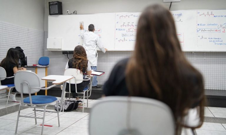 SP lança bolsa de R$ 500 para pais de estudantes da rede estadual