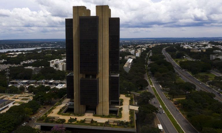 Economia Mercado financeiro eleva projeção da inflação para 6,56%