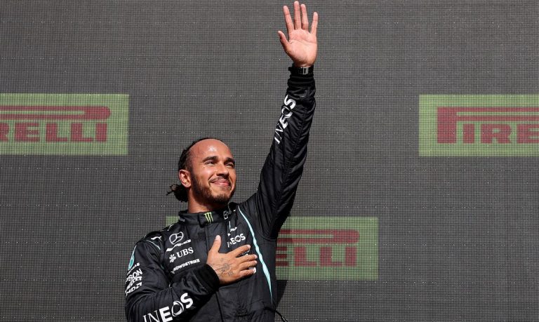 Hamilton é vítima de ofensas racistas nas redes após GP da Inglaterra