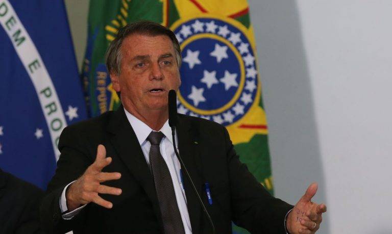 Bolsonaro passa por exames para investigar soluços