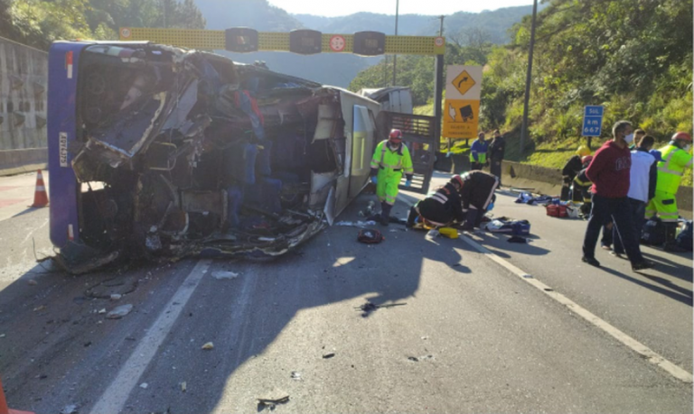 Ônibus do time do Umuarama Futsal tomba e deixa 2 mortos e 20 feridos