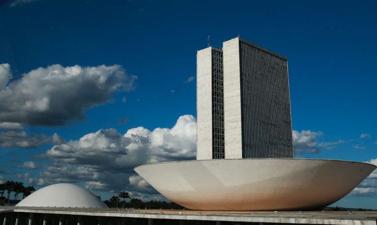 Câmara adia análise de PEC sobre distritão para eleição parlamentar