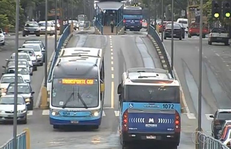 Mulher é atropelada por ônibus do Eixo Anhanguera no Centro de Goiânia.